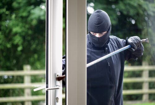 Okna antywłamaniowe – przed czym chronią i czy warto w nie zainwestować?
